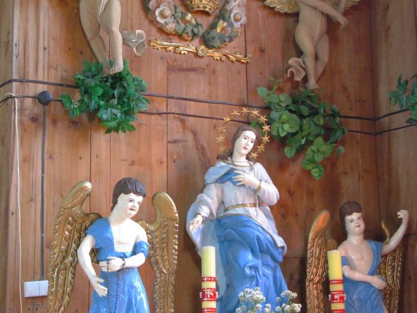 Część wyposażenia kościoła pochodzi z innych świątyń /były objęte pożarami,  lub zdewastowane, w ruinie itp/ i tak Matka Boska Niepokalanie Poczęta z aniołkami