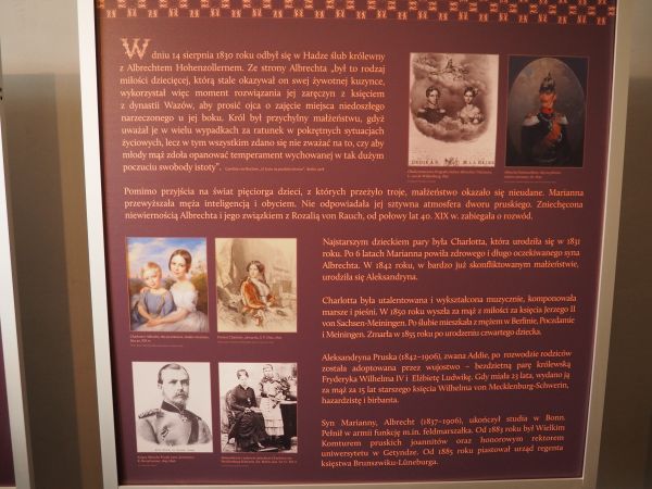 plansze tematyczne - na szlaku zwiedzania pałacu. Z planszy wiemy, że w 1830r. odbył się ślub, że mieli pięcioro dzieci, z których przeżyło troje, mąż Mariannę