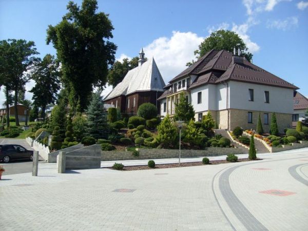 Widok na plebanię i stary kościół