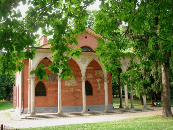 Domek Gotycki w parku palacowym ksiazat Czartoryskich