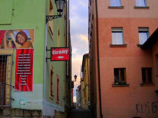 W bok można skręcić w uliczkę Zaułek, prowadzącą w stronę plantów, przy których wznosi się tzw. katownia - regionalne muzeum. Jest ona wkomponowana w stare mury