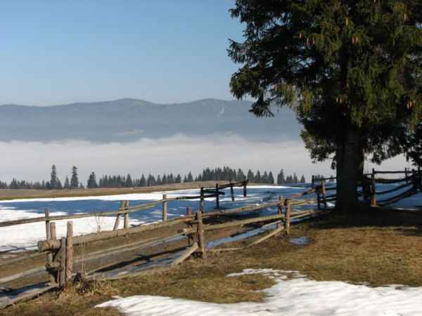 Tyle powietrza !!  ...Widok na Zalew Czorsztyński i górę Turbacz