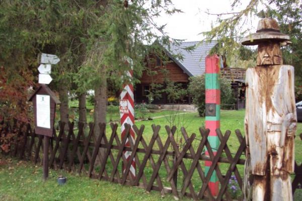 "Operacja H - T" - tb. ustalenie nowych granic państwowych w 1951r. - tu w Dźwiniaczu Dolnym granica przebiegała a w ramach wymiany terenów przygranicznych Ustr