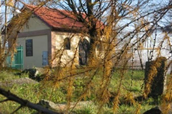 ohel cadyka - krypta grobowa, naziemna na kirkucie, tam  też Dzieci Solimy spoczywają ! - tam też 800 macew. Ostateczne rozwiązanie w pojęciu hitlerowskim kwest