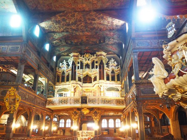 Kościół Pokoju - z Listy UNESCO, świątynia protestancka : wewnątrz, n/z prospekt organowy i balkony oraz fragment nawy głównej.