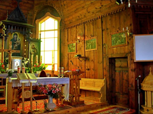 Drewniany kościół parafialny p.w. Matki Boskiej Śnieżnej , zbudowany w 1919 roku wg. projektu inż.arch. Kazimierza Osińskiego.