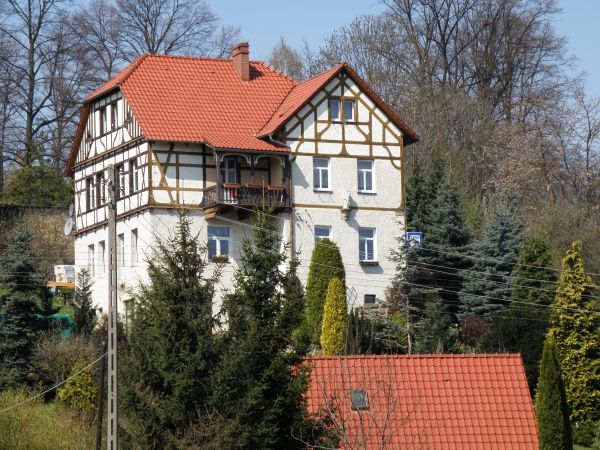 Dawny budynek klasztoru SS Boromeuszek obecnie hotel /na frontonie figura Św Józefa/