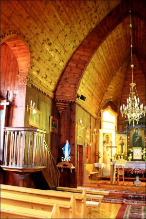 Drewniany kościół parafialny p.w. Matki Boskiej Śnieżnej , zbudowany w 1919 roku wg. projektu inż.arch. Kazimierza Osińskiego.