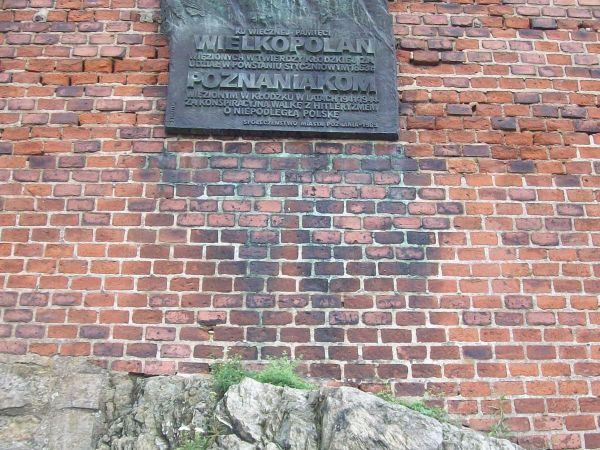 Ku wiecznej pamięci Wielkopolan... tablica na murach twierdzy