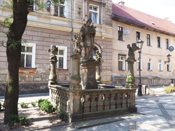 kamienna rzeźba św. Jana Nepomucena -  Nepomuka, duchowny z krucyfiksem w dłoni, strzegący mostów - nieodłączny akcent krajobrazu Europy Środka. Urodził się w C