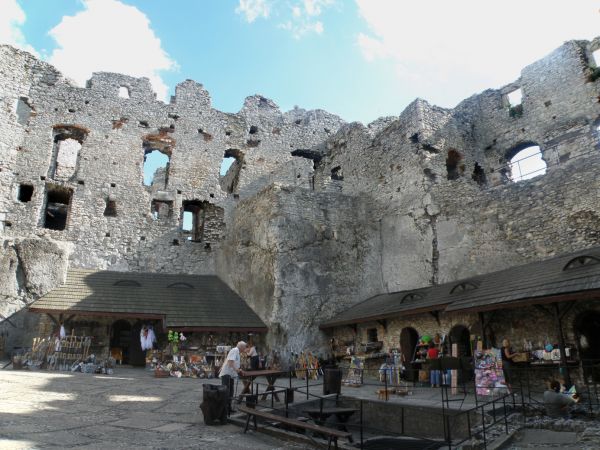 Zamek OGRODZIENIEC **** http://www.zamek-ogrodzieniec.pl/ **** http://zamki.net.pl/zamki/podzamcze/podzamcze.php **** Zamek Ogrodzieniec znajduje się w Podzamcz