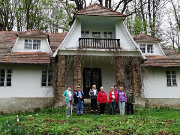 na tle fasady dworu - przy stylowym ganeczku - co to i prezydent RP bywał, więcej przy innych opisach.