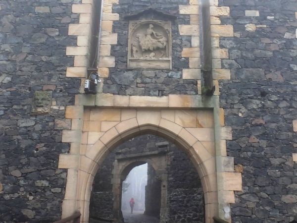 Wjazd do zamku w listopadowej mgle