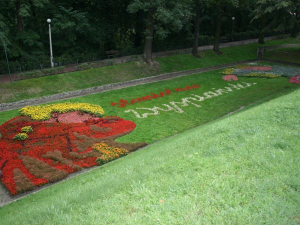 Planty chełmińskie, rokrocznie 'Człowiek Roku' jest w ten sposób honorowany, tu kompozycja z okazji Roku Wyspiańskiego.