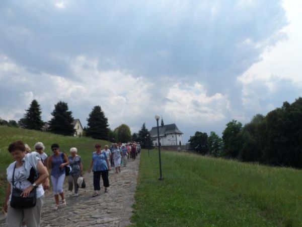 schodzimy z kościelnego wzgórza i mając po prawej od drogi cmentarz a dalej  kapliczkę ofiar głodu i zarazy - podążać będziemy do przystani przeprawy promowej.