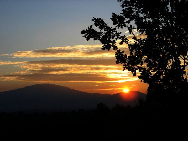 Widok z Biernej na zachód słońca nad Klimczokiem.