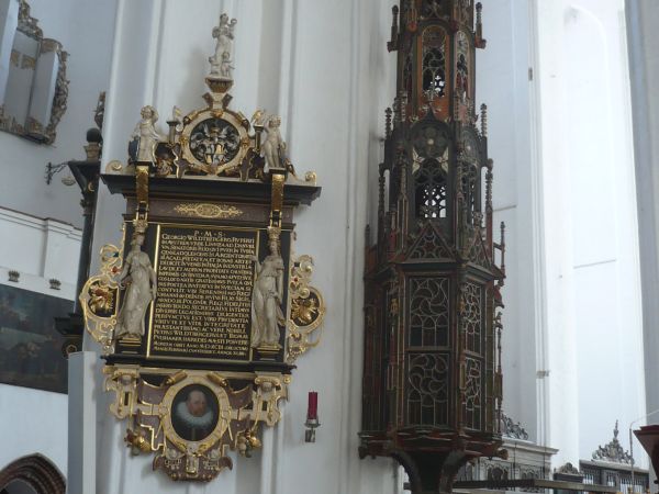 Wnętrze Bazyliki Mariackiej skrywa przepiękne zabytki i dzieła sztuki,gotyku i baroku na zdjęciu Sakramentarium z 1482r przykład mikroarchitektury gotyku ze wsz