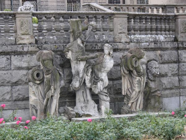 rzeźby - w stanie ruinalnym, pewnie kiedyś zdobiły alejki parku pałacowego.