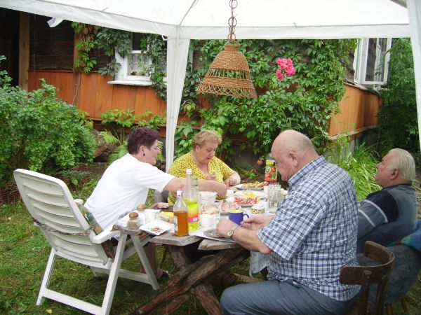 Po wieczornym obrządku w gumnie mieszkańcy chętnie zasiadają do stołu, by nieco pojeść chołojcu