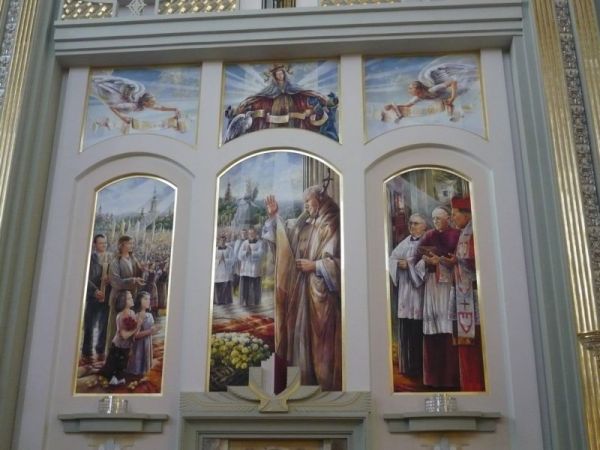 W Bazylice jest wiele pięknych fresków jeden z nich w środkowej
części śp. Ojciec Św. Jan PawełII.