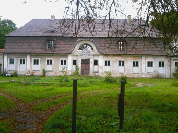 Starsza część pałacu,pierwotnie samoistna. Zbudowana w latach 1812-1814.
Nad głównym wejściem do budynku wmontowana jest belka z datą 1687 r., pochodząca z pop