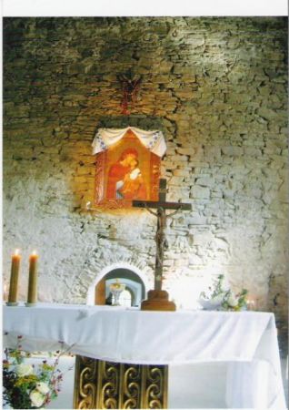 prezbiterium - zamknięte ścianą prostą, krótkie oraz ołtarz w cerkwi. O odpustach: godnym uwagi jest jeszcze wspomnieć o tradycji święcenia wody w dniu 15 sierp