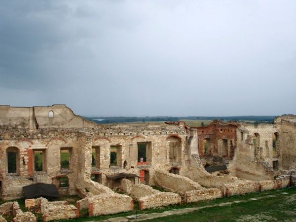 Zamek wybudowany w I poł. XVI wieku przez Mikołaja Firleja i jego syna – Piotra Firleja, pozniej w rekach Lubomirskich. W 1783 r. J.Lubomirski przegrywa z