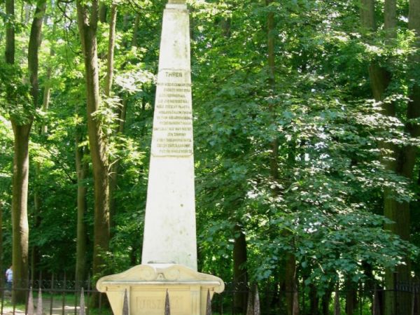 Na miejscu słynnej lipy stoi obelisk z popiersiem wielkiego polskiego poety Jana Kochanowskiego, symboliczny sarkofag Urszulki i fragment trenu XIII: Moja wdzię