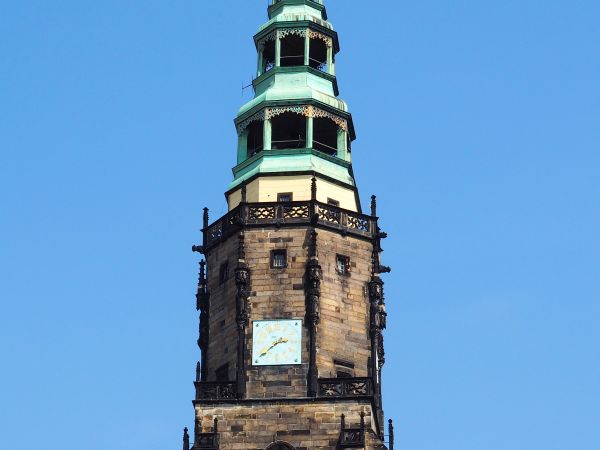 wieża Katedry Świdnickiej, we wnętrzu wieży wiszą trzy dzwony : gotycki z 1496r., renesansowy z 1577r. oraz trzeci, odlany w XIX wieku. Z historią wieży wiąże s