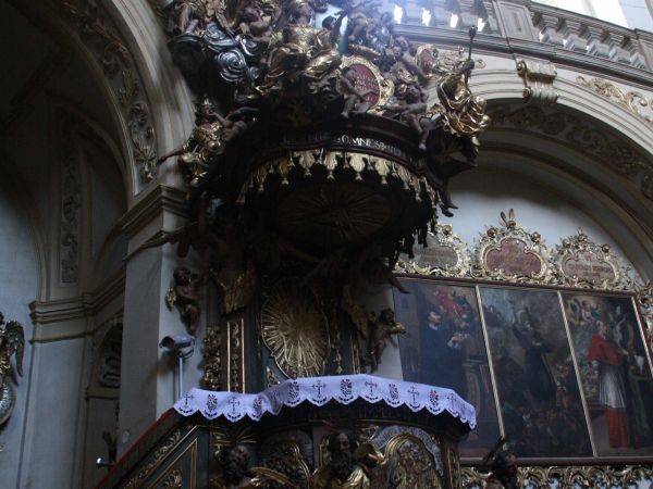 ambona - ubogacona rzeźbami czterech ewangelistów, zachwyca też baldachim oraz architektura wnętrza świątyni.