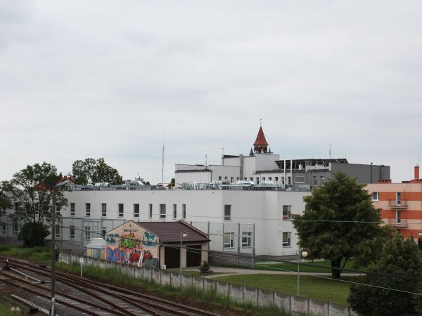 Szpital Miejski widziany z kładki widokowej od strony torów.