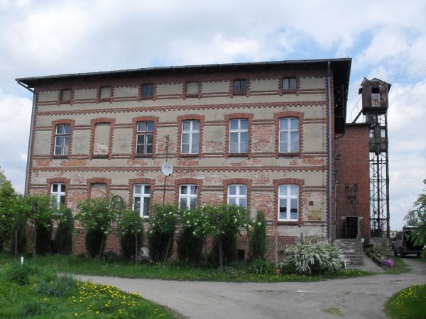 Zwracający uwagę budynek - dawny Zakład Produkcji Drobiu, obecnie budynek mieszkalny