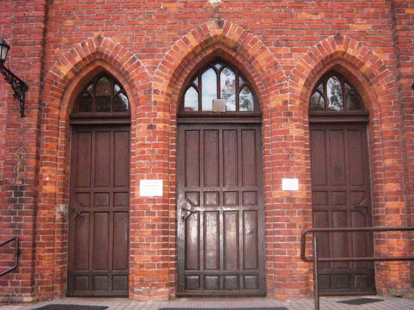 Wejście do kościoła, którego budowę zakończono w 1856 roku.