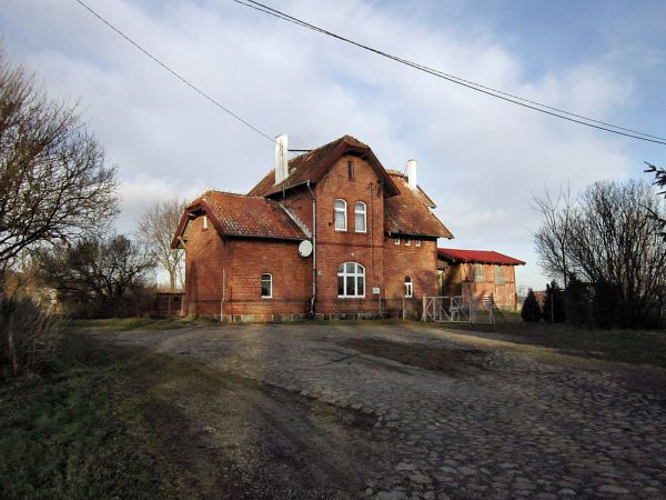 Dawna stacja PKP w Pieckowiie,czynna do 1945 r. Obecnie w budynku znajdują się mieszkania. 2011-12-10