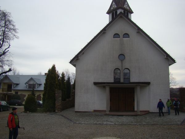 przed/obok: nowy - z 1999r.  kościół pw. Ducha Świętego przy ośrodku Caritas-u, w nim XVII wieczny krzyż procesyjny, barokowy oraz obraz Opłakiwanie Chrystusa z