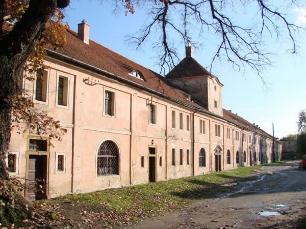 BUDYNEK  PRZYKLASZTORNY