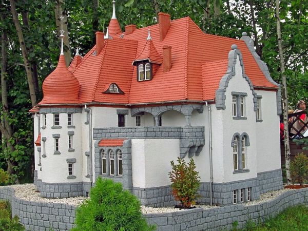 KOWARY - Park Miniatur Zabytków Dolnego Śląska - Dom Gerharta Hauptmanna, mająca już ponad stu letnią historie Willa „Polny Kamień”, wybudowana została w stylu