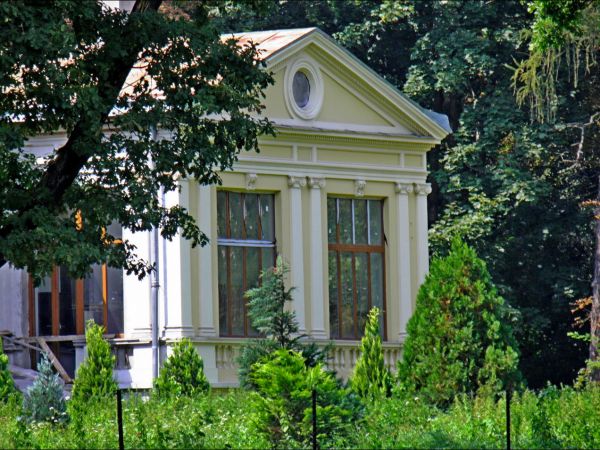 Pałac Turnauów w Urzejowicach z 1887 roku w trakcie odbudowy  i park krajobrazowy .