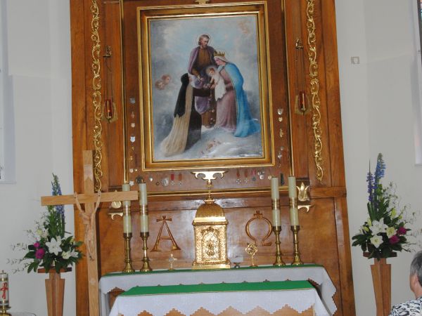 obraz przedstawiający Świętą Rodzinę i siostrę zakonną nazaretankę - tu w ołtarzu kaplicy klasztornej.