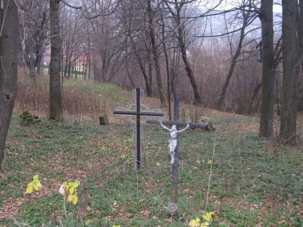 na wzgórzu cerkiewnym, tu cerkiew parafialna stała - wierni obrządku grecko- katolickiego z dużych odległości, z odległych wiosek - tu przybywali, śluby w  niej