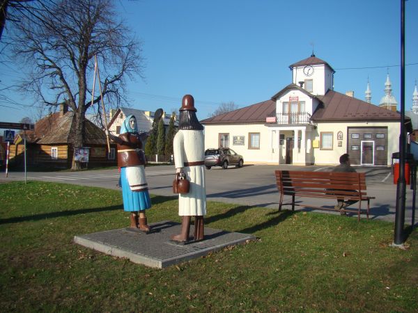 na tle "Ratusza" z zegarem, dzisiaj remizy OSP. W sąsiedniej wsi - Bażanówka /jest galeria - zapraszam/ od roku 2005 jest realizowana impreza "Wybór Baby i Chło