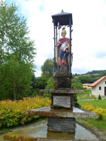 przed wejściem na Dróżki Maryjne i Golgotę : figura św. Floriana - na plakiecie napis : "Św. Florianie chroń nas od pożarów i gaś w nas płomienie złości, nienaw
