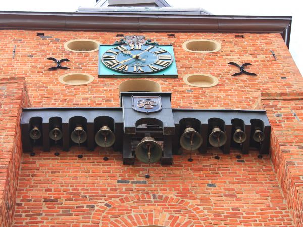 Dzwony kurantana zegarowego na wieży kościoła pw.św.Trójcy.