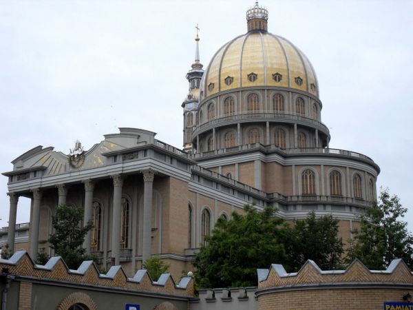 Bazylika w Licheniu skąpana w deszczu