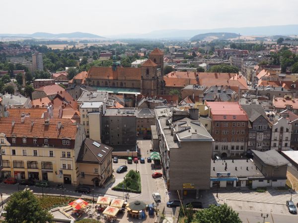 widok ze Wzgórza Fortecznego, w dole tzw. "Okrąglak", nazywany też "barbakan" - cieszący się powodzeniem obiekt gastronomiczny - co by tu jeszcze opisać - żeby