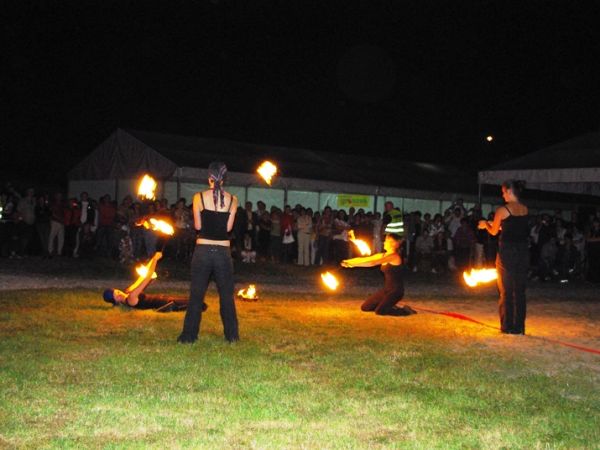 Teatr tańca i ognia podczas  imprezy firmowej w Krężnicy Jarej