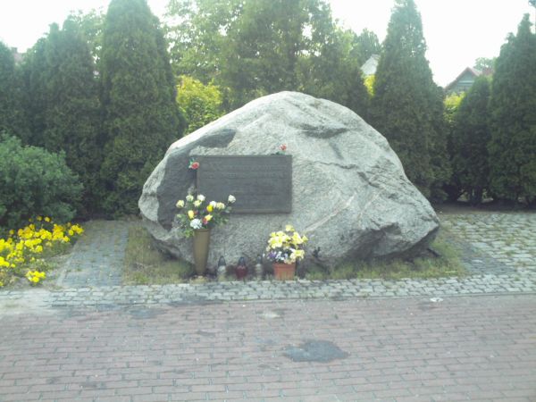 Obelisk poświęcony XX rocznicy
Pontyfikatu Papieża JP II.