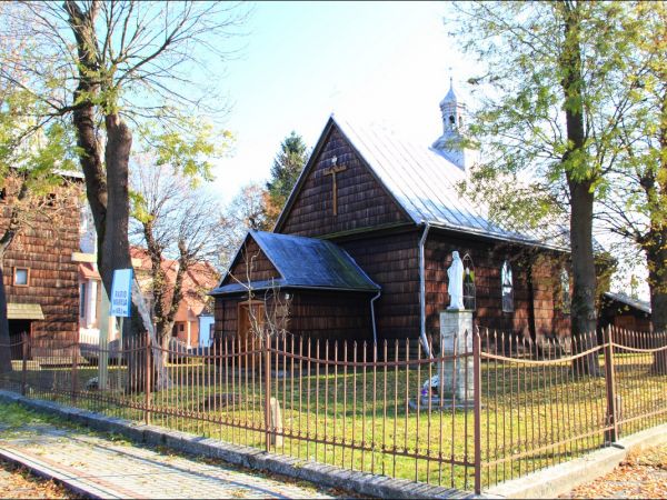 Drewniany kościół pw. śś. Piotra i Pawła w Medyce . Wybudowany w 1607 roku. W 1850 r. gruntownie przebudowany. W 1880 r. zmodyfikowano bryłę kościoła poprzez "