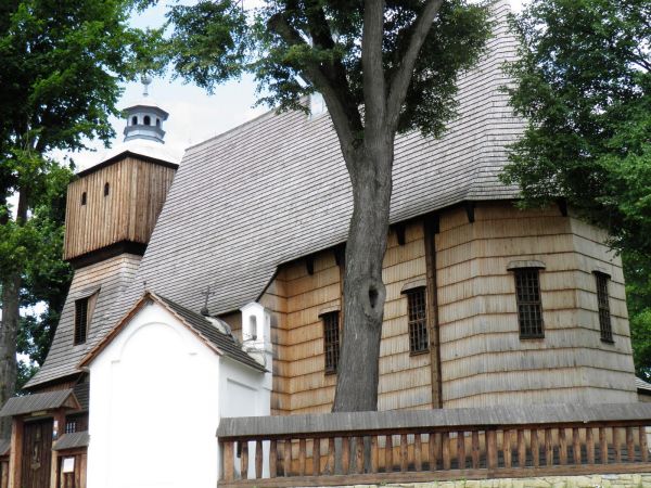 Unikatowy w skali światowej zespół kościelno-plebański .  Drewniany kościół parafialny pw. Wszystkich Świętych powstał w XV lub XVI  wieku . Umieszczony na liśc