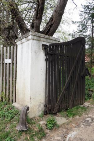 inne jeszcze spojrzenie na dworską bramę - tu też widać solidne ochraniacze słupów bramy.